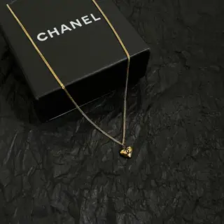 Chanel second-hand necklace Chanel’s styles really need no introduction Each one is super