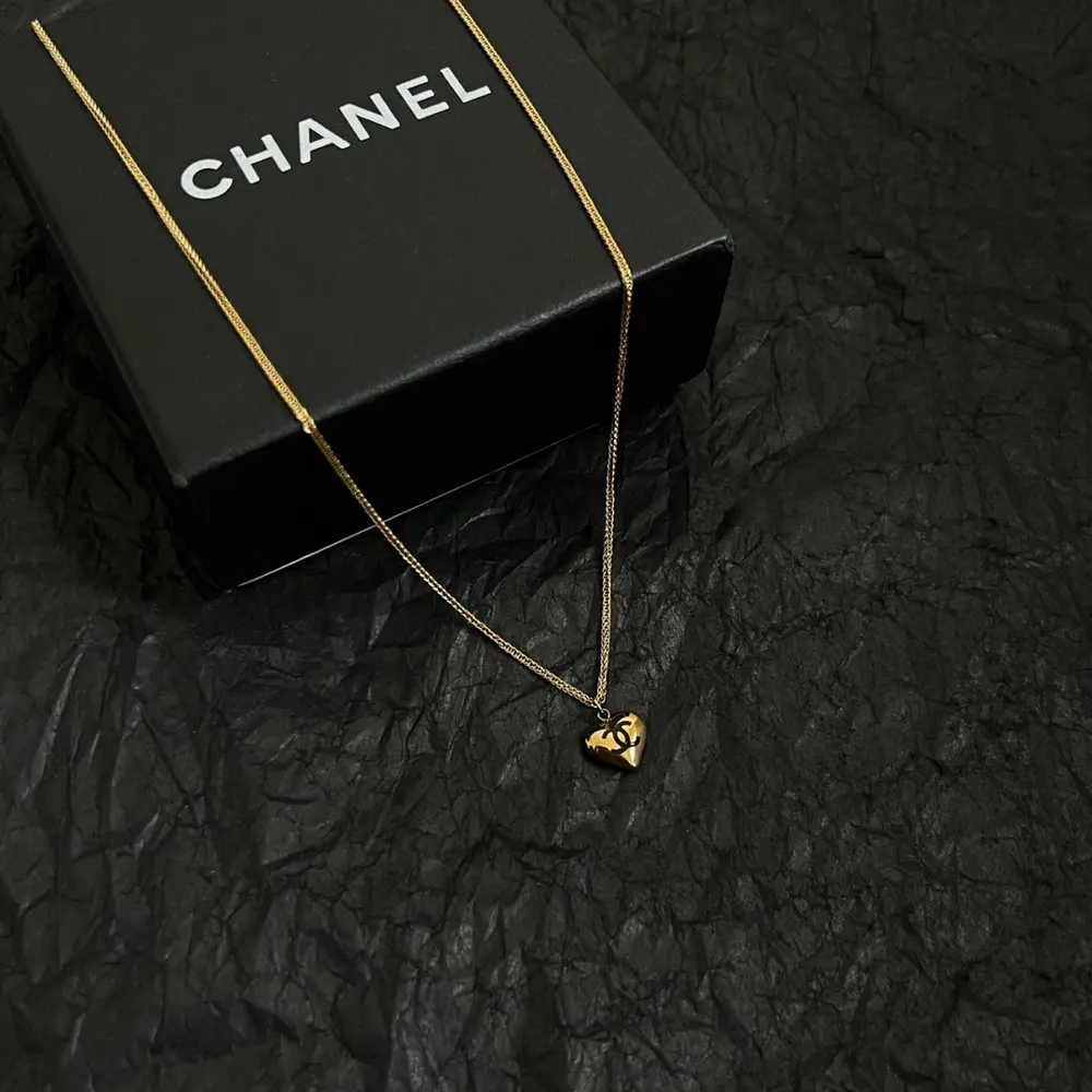 Chanel second-hand necklace Chanel’s styles really need no introduction Each one is super