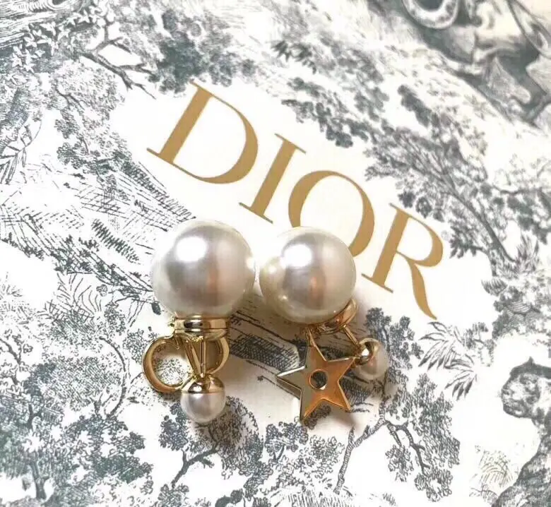 Dior CD Hot Pearl Essence Five-pointed Star ⭐ CD Earrings brass Counter synchronization