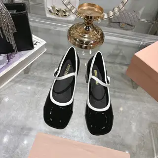 Miu Miu Miu 25 new color-blocked single shoes The shoe shape is round and delicate Not