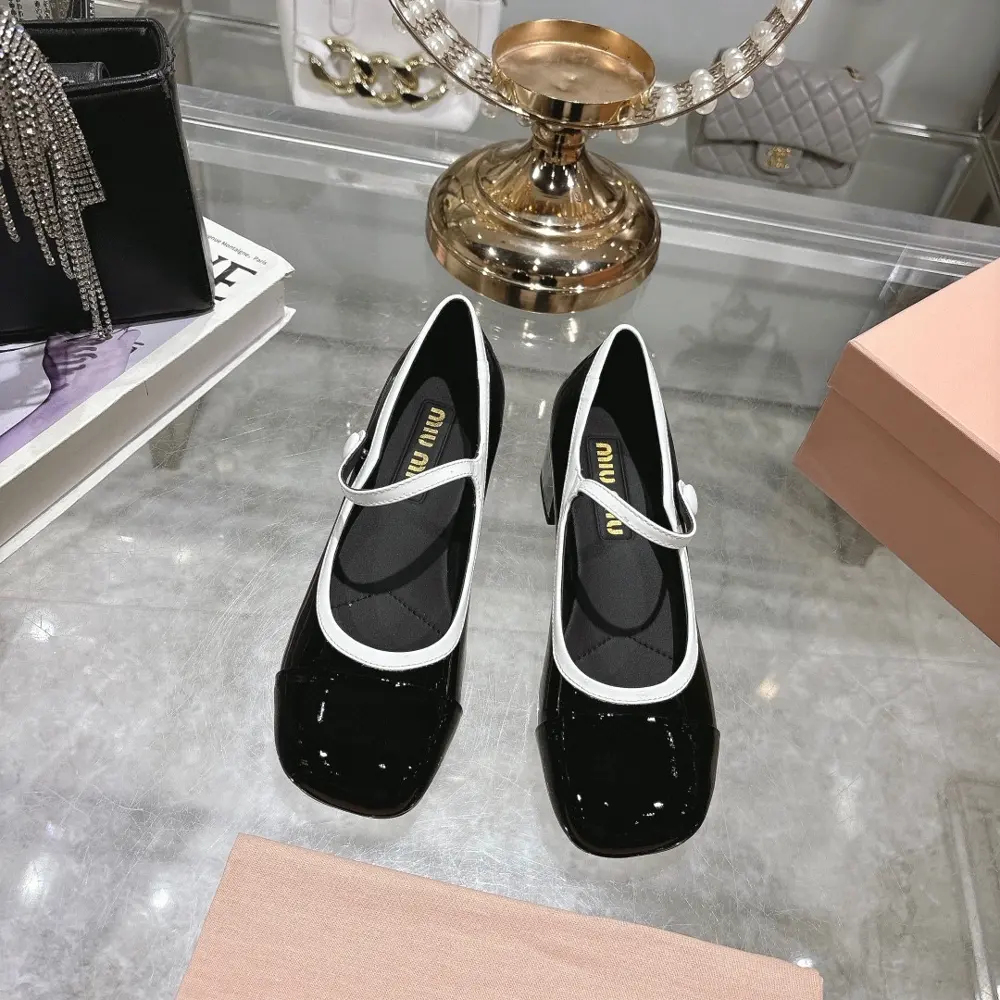 Miu Miu Miu 25 new color-blocked single shoes The shoe shape is round and delicate Not