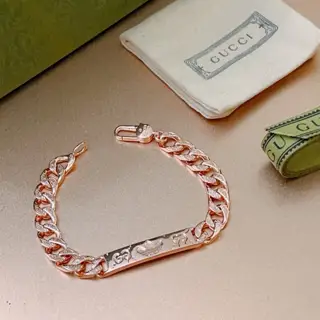 The latest classic Gucci bracelet. Exquisite. Both the style and the texture are absolutely