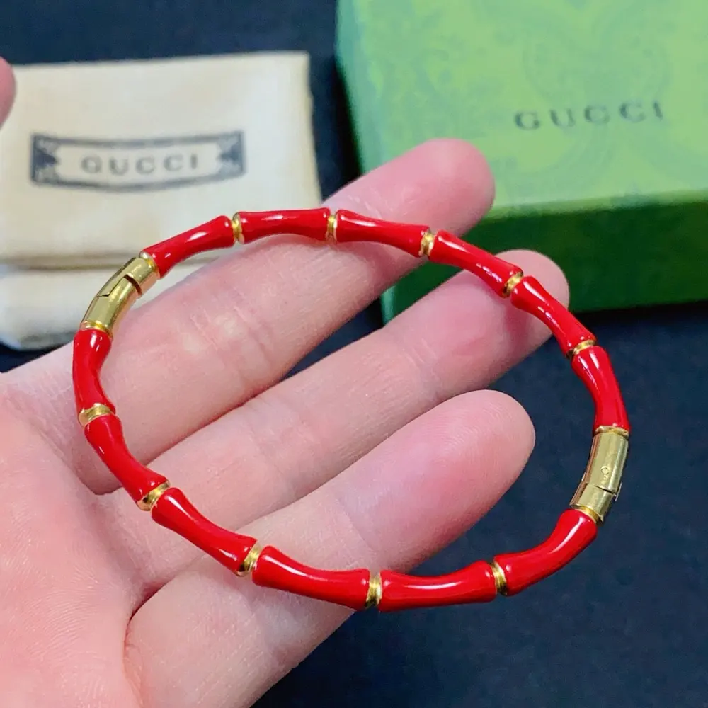 Gucci’s early spring outfit highlights the temperament of the Gucci New Year red bamboo