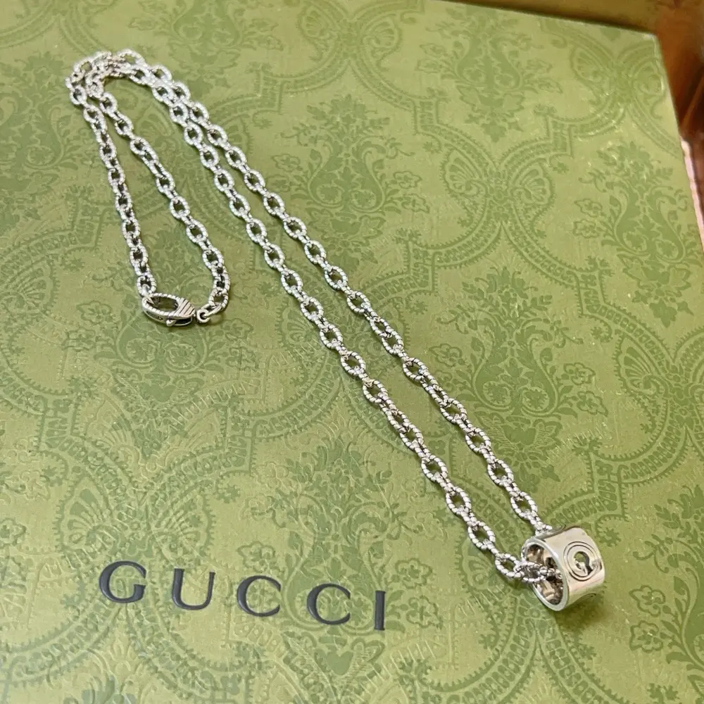GucciThe latest Gucci necklace with twisted chain is of higher grade. The same style as the