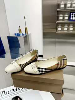BURBERRY classic checkered flat shoes are the most undemanding and age-neutral shoes. They
