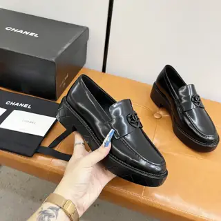 Chanel loafers are full of retro style. The delicate shoe shape is very pleasing to the