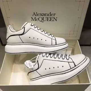 Alexander McQueen hand-painted series white shoes. The feature of this model is that each