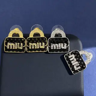 Miu Miu Miu fashionable and versatile Korean style small handbag with diamonds