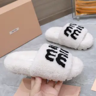 MIUMIU classic autumn and winter thick-soled rhinestone furry slippers