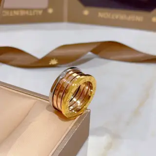 Bvlgari DIVAS’ DREAM enamel series is perfect in appearance and details. The unique color