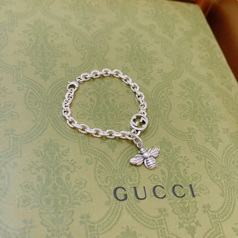 The latest classic Gucci bracelet. Exquisite style and texture. It is absolutely top-notch