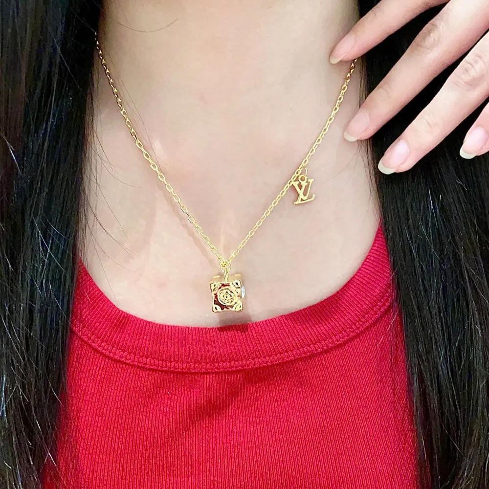 Louis Vuitton classic floral design double flower design pendant necklace