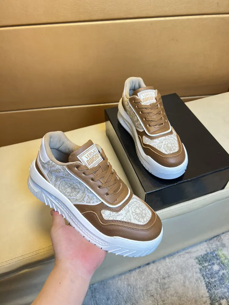 Versace men’s casual shoes are on sale at the same time. Sole: original sole specially