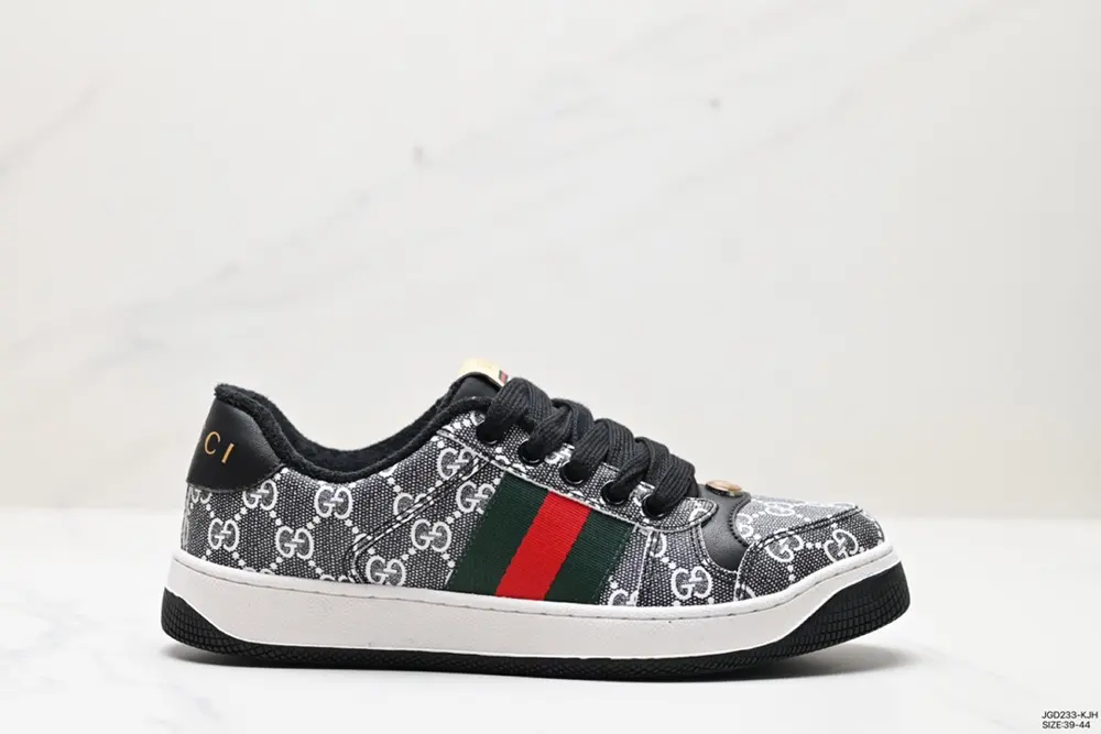 GUCCI uses high-quality calfskin upper material 570442
