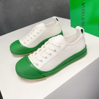 BOTTEGA VENETA cowhide woven couple casual shoes. The fabric is imported leather