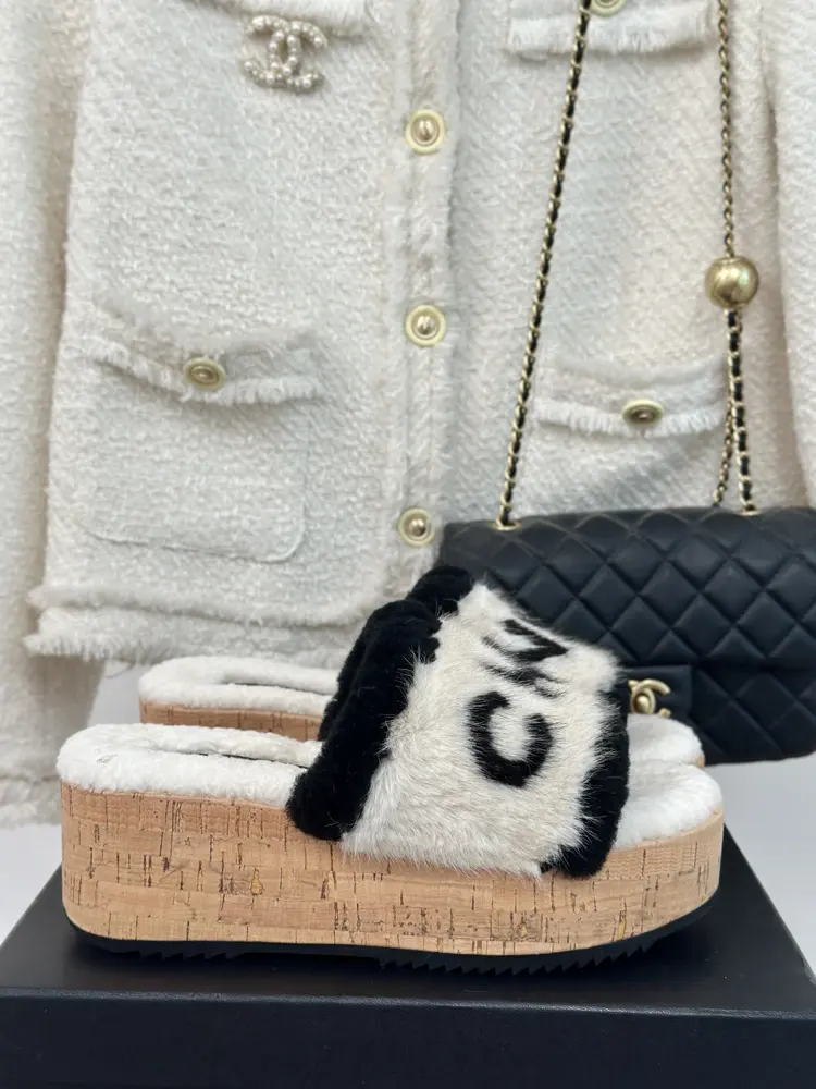 Chanel classic letter wood grain thick sole fur slippers