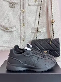 Chanel Dexter casual sneakers with a shit-like feel