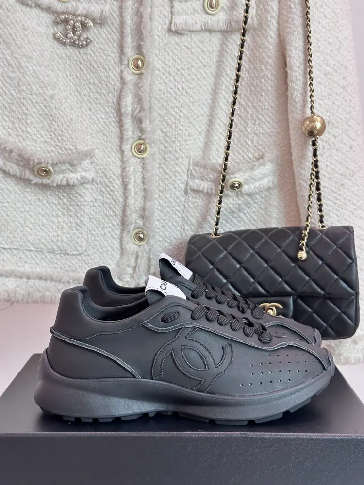 Chanel Dexter casual sneakers with a shit-like feel