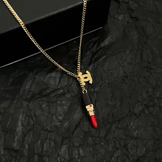 Chanel second-hand necklace Chanel’s styles really need no introduction Each one is super