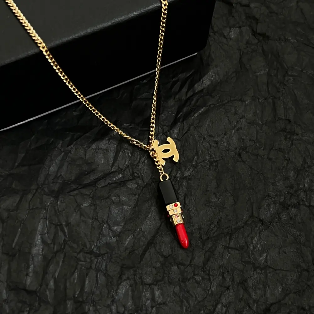 Chanel second-hand necklace Chanel’s styles really need no introduction Each one is super