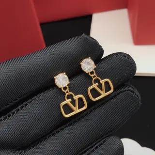 Valentino single diamond earrings with V-shaped glossy pink diamond