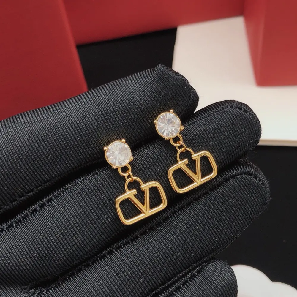 Valentino single diamond earrings with V-shaped glossy pink diamond