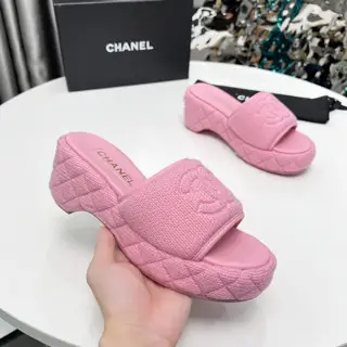 Chanel early spring sandals and dancing shoes series new loafers full of retro style