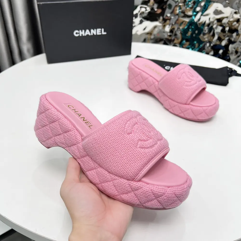 Chanel early spring sandals and dancing shoes series new loafers full of retro style