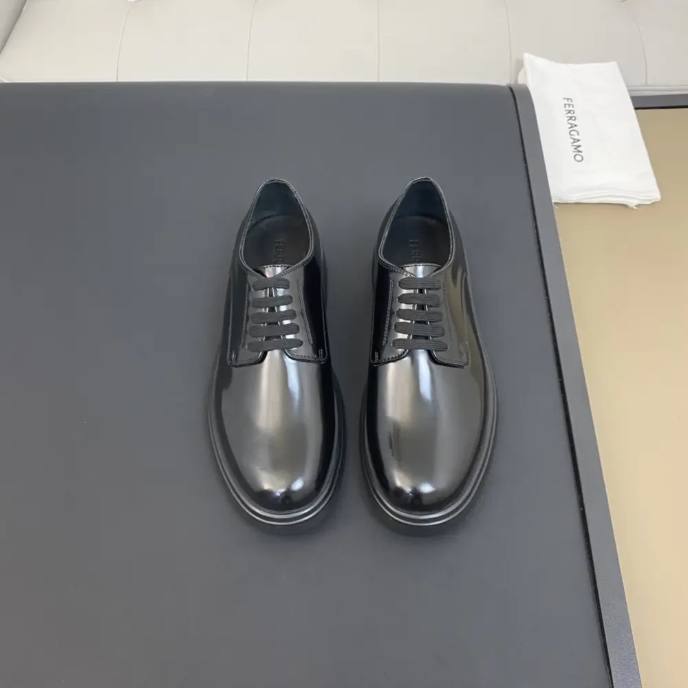 Salvatore Ferragamo Ferragamo height-enhancing leather shoes series are sold at the counter