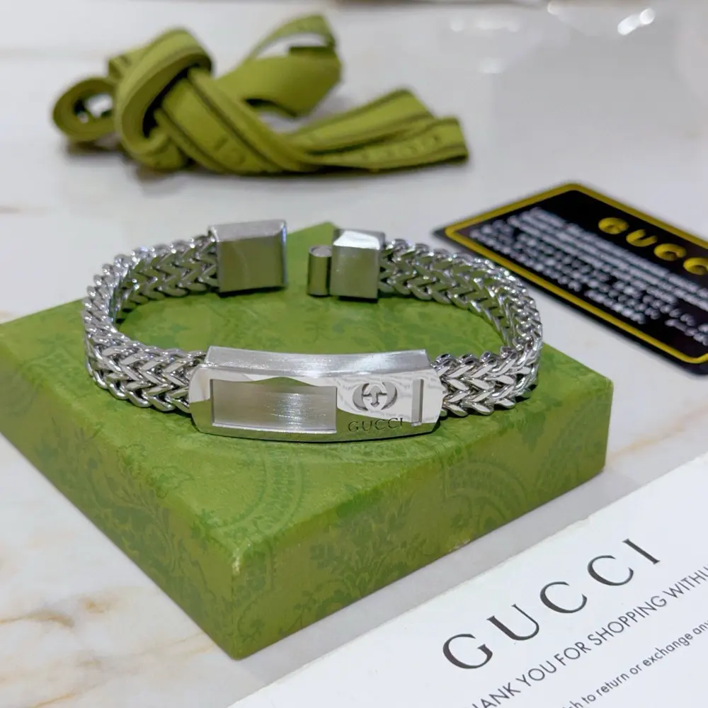 The latest classic Gucci bracelet. Exquisite. Both the style and the texture are absolutely