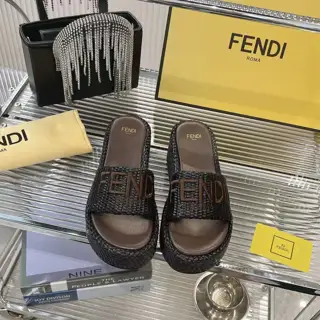 Fendi’s classic popular lazy slippers have top quality and are a hot-selling item