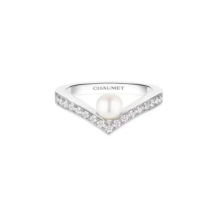 Chaumet V-shaped single pearl ring