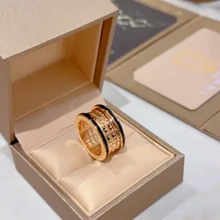 Bvlgari DIVAS’ DREAM enamel series is perfect in appearance and details. The unique color