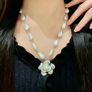 Chanel vintage necklace Chanel’s styles really need no introduction Each one is super