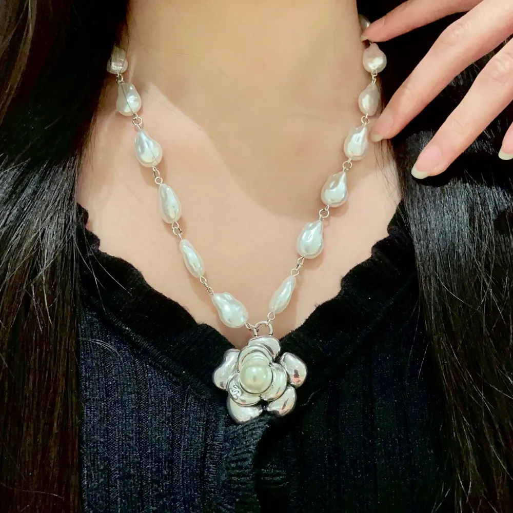 Chanel vintage necklace Chanel’s styles really need no introduction Each one is super