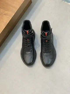 Prada mid-top lace-up Velcro ankle boots are shipped. The finale of the 21st autumn show