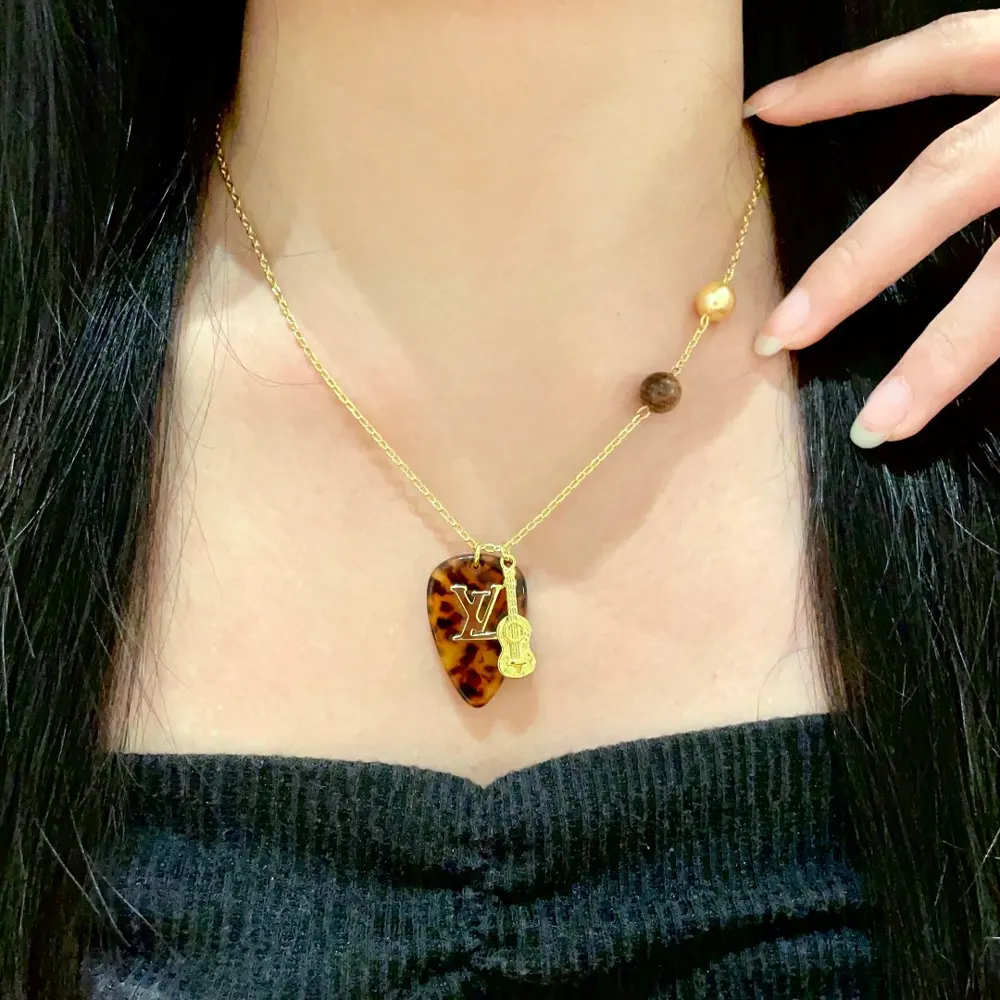 Louis Vuitton classic floral design double flower design pendant necklace