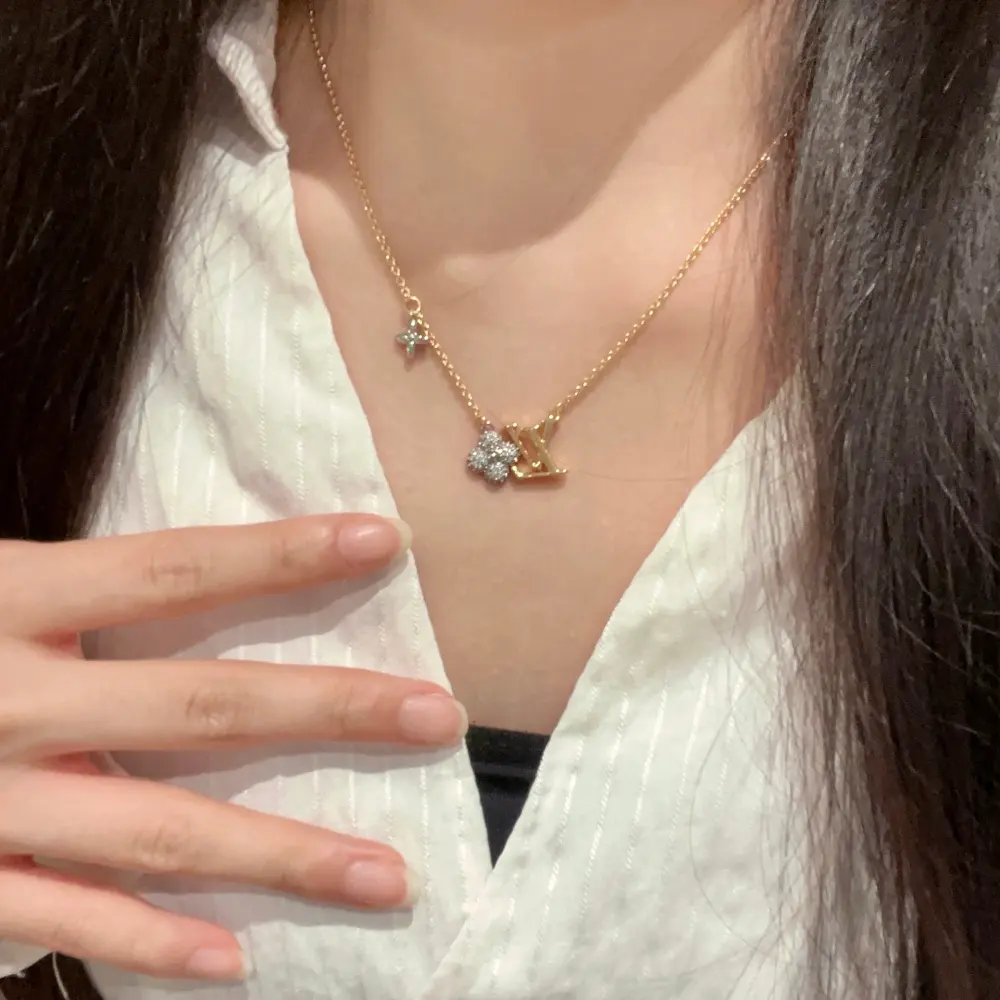 Louis Vuitton classic floral design double flower design pendant necklace