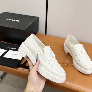 Chanel loafers are full of retro style. The delicate shoe shape is very pleasing to the