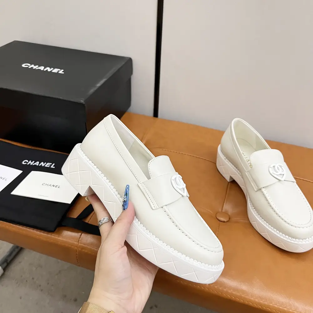 Chanel loafers are full of retro style. The delicate shoe shape is very pleasing to the