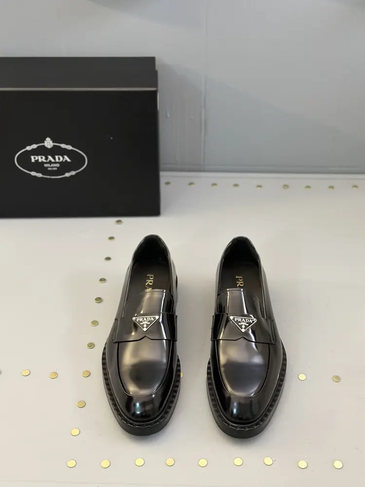 Prada men’s business casual leather shoes. leather outsole series. The upper