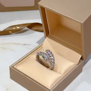 Bvlgari DIVAS’ DREAM series is in perfect condition and has invincible details. The unique