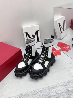 Valentino 2022 autumn and winter latest fashion catwalk Chelsea boots