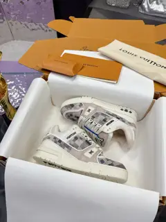 Louis Vuitton sneakers introduce the loose silhouette of the ready-to-wear series into the