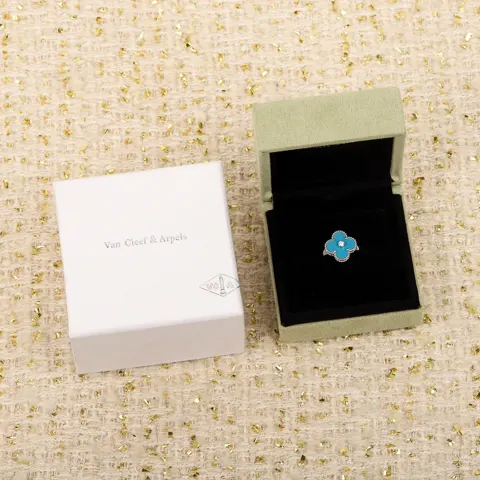 Van Cleef & Arpels classic diamond four-leaf clover ring