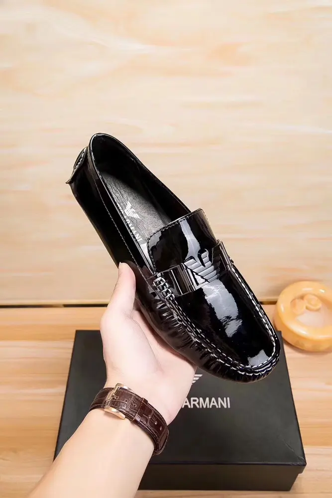 Armani men’s casual business all-match loafers. The upper