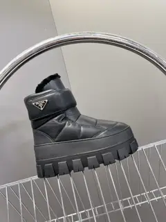 PRADA autumn and winter new thick-soled fur boots are very popular this year. They are both