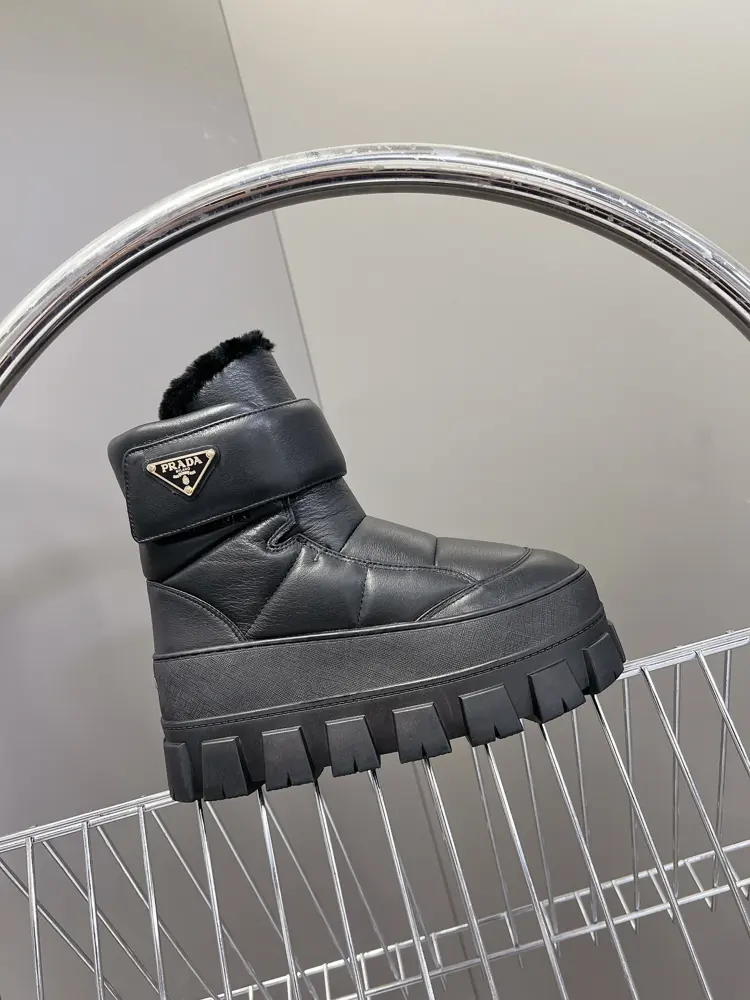 PRADA autumn and winter new thick-soled fur boots are very popular this year. They are both