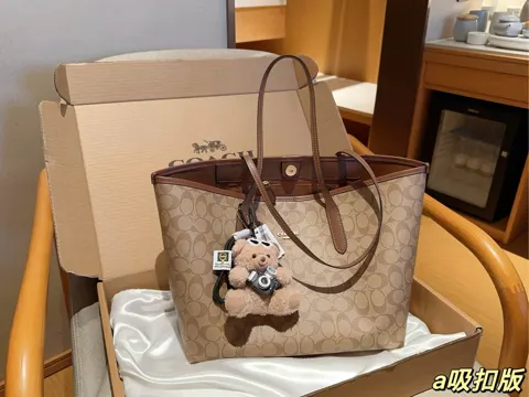 COACH Tote