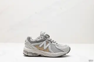 New Balance children’s shoes use hard cowhide leather spliced ​​with breathable mesh fabric